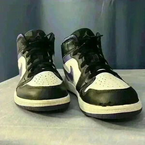 Nike Boys Jordan 1 Mid Sneakers Size 2!!